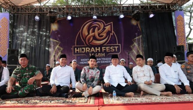 
 Bupati Tangerang, Moch. Maesyal Rasyid, saat membuka secara resmi kegiatan Hijrah Fest 1448 Hijriah dalam rangka memperingati Tahun Baru Islam 1 Muharram 1448 H tingkat Kecamatan Legok yang digelar di Alun-Alun Kecamatan Legok. Foto: ist