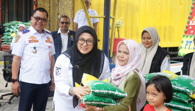 
 Wakil Bupati Tangerang, Intan Nurul Hikmah, saat menghadiri kegiatan bazar beras murah pada Harhubnas 2025. Foto: ist