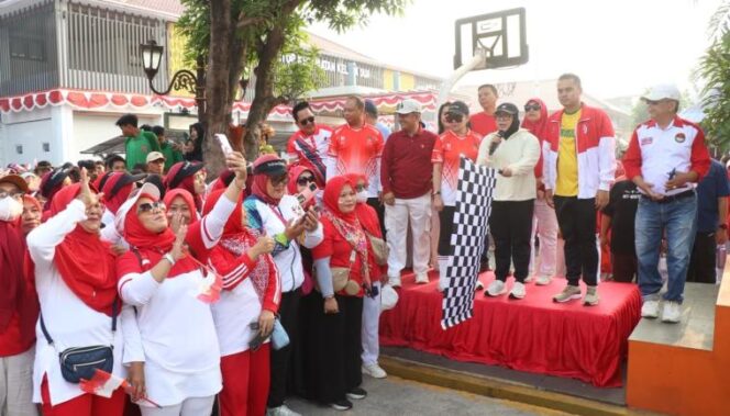 
 Wakil Bupati Tangerang, Intan Nurul Hikmah menghadiri sekaligus melepas kegiatan jalan sehat yang berlangsung meriah dan diikuti ribuan masyarakat Kec. Kelapa Dua dalam rangka menyambut Hari Kemerdekaan Republik Indonesia ke 81 yang digelar di Kecamatan Kelapa Dua. Foto: Ist