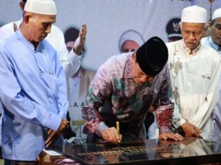 Bupati Tangerang, Moch. Maesyal Rasyid saat meresmikan Masjid Madinatul Umidiah Desa Bojong Renged Kec. Teluknaga. Foto: ist 