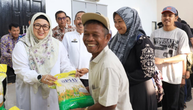 
 Wakil Bupati Tangerang Intan Nurul Hikmah saat turut membagikan 400 Paket Sembako dalam Program Pangan Murah di Tigaraksa. Foto: ist