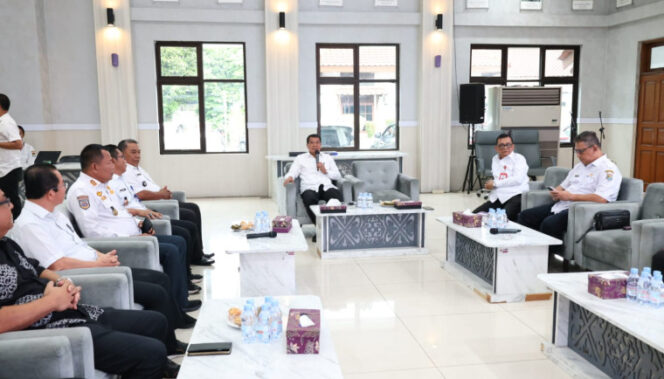 
 Bupati Tangerang, Moch. Maesyal Rasyid, saat memimpin rapat perbaikan Jalan Pakuhaji–Sepatan yang digelar di Aula Pendopo Bupati Tangerang. Foto: ist