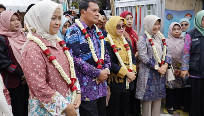 Bupati Tangerang Moch Maesyal Rasyid bersama Ketua TP PKK Kabupaten Tangerang saat Monitoring dan Evaluasi Desa Ramah Perempuan dan Peduli Anak (DRPPA) di Desa Kebon Cau dan Desa Teluknaga, Kecamatan Teluknaga. Foto: ist