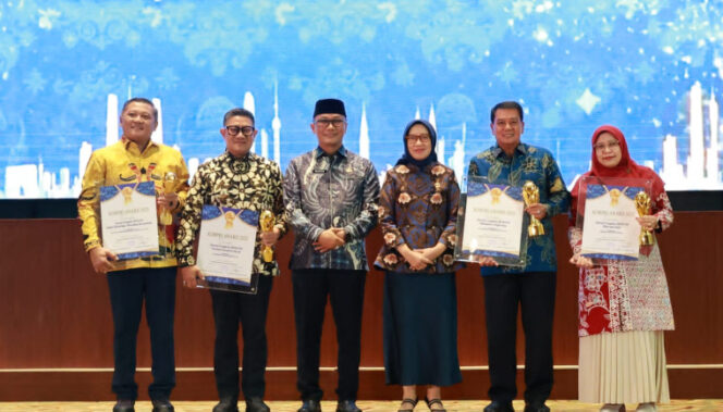 
 Bupati Tangerang, Moch Maesyal Rasyid Saat Menerima Penghargaan pada acara Gala Night HUT ke-54 Korpri di Auditorium BMKG Kemayoran. Foto: ist