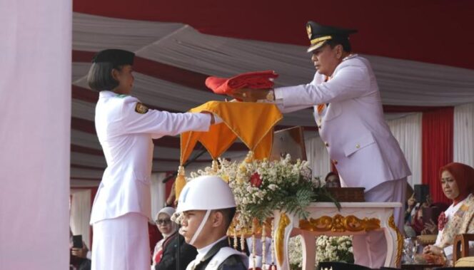 
 Bupati Tangerang Moch Maesyal Rasyid saat menjadi Inspektur upacara pengibaran Bendera Merah Putih dalam rangka memperingati Hari Ulang Tahun (HUT) ke-81 Kemerdekaan Republik Indonesia Tahun 2026 di Lapangan Raden Aria Yudhanegara, Pusat Pemerintahan Kabupaten (Puspemkab) Tangerang, Foto: Ist