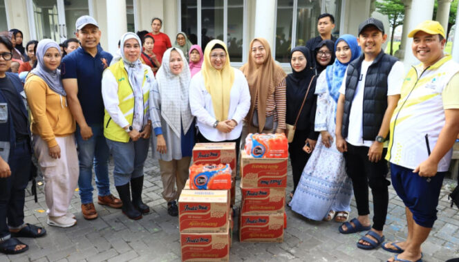 
 Wakil Bupati (Wabup) Tangerang, Intan Nurul Hikmah, saat memberikan bantuan kepada warga yang terdampak banjir di wilayah Kecamatan Kresek. Foto: ist