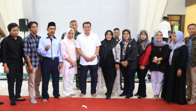 
 Sekretaris Daerah Kabupaten Tangerang Moch.Maesyal Rasyid Bersama Pengurus RT dan RW Kelurahan Sukamulya Cikupa. Foto: Ist 
