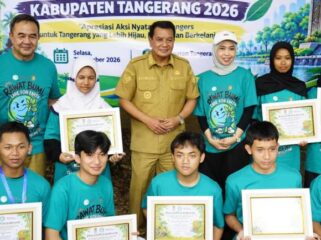 Bupati Tangerang Moch Maesyal Rasyid usai menyerahkan hibah Microgrant Youth Climate Action Fund (YCAF) Kabupaten Tangerang Tahun 2026. Foto: Ist