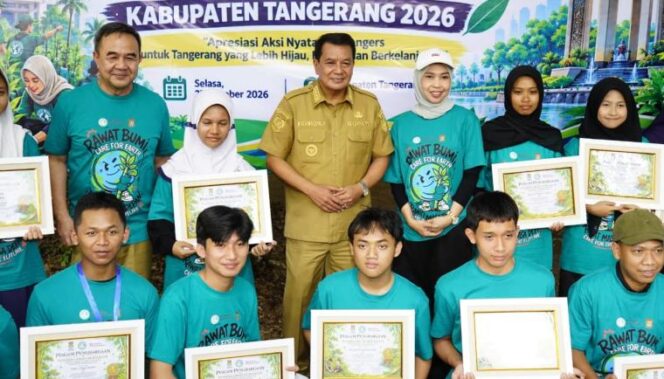 
 Bupati Tangerang Moch Maesyal Rasyid usai menyerahkan hibah Microgrant Youth Climate Action Fund (YCAF) Kabupaten Tangerang Tahun 2026. Foto: Ist