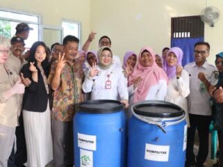 Wakil Bupati (Wabup) Tangerang, Intan Nurul Hikmah saat melakukan kunjungan dan monitoring ke Bank Sampah RW. 025 Kelurahan Bencongan, Kecamatan Kelapa Dua. Foto: ist