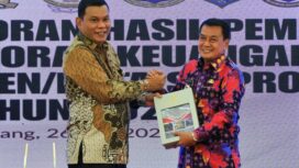 Bupati Tangerang Moch Maesyal Rasyid saat menerima LHP dari Kepala Perwakilan BPK RI Provinsi Banten, Firman Nurcahyadi. Foto: ist