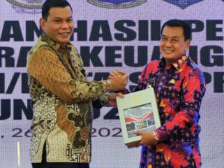 Bupati Tangerang Moch Maesyal Rasyid saat menerima LHP dari Kepala Perwakilan BPK RI Provinsi Banten, Firman Nurcahyadi. Foto: ist