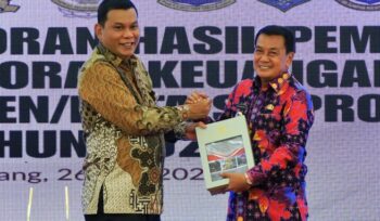 Bupati Tangerang Moch Maesyal Rasyid saat menerima LHP dari Kepala Perwakilan BPK RI Provinsi Banten, Firman Nurcahyadi. Foto: ist