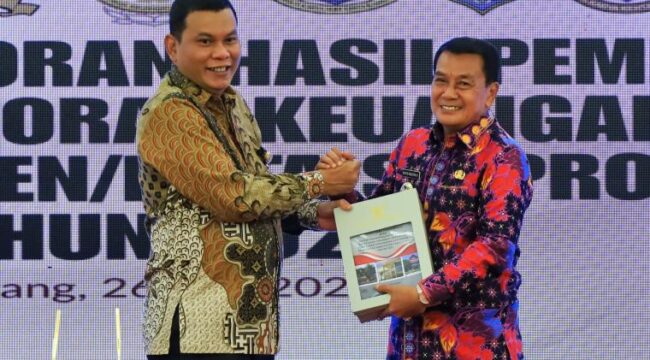 Bupati Tangerang Moch Maesyal Rasyid saat menerima LHP dari Kepala Perwakilan BPK RI Provinsi Banten, Firman Nurcahyadi. Foto: ist