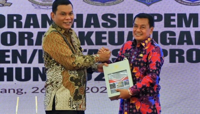 
 Bupati Tangerang Moch Maesyal Rasyid saat menerima LHP dari Kepala Perwakilan BPK RI Provinsi Banten, Firman Nurcahyadi. Foto: ist