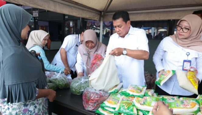 
 Bupati Tangerang, Moch. Maesyal Rasyid, menghadiri sekaligus membuka Warung Tekan Inflasi (Warteksi) Gemilang yang diselenggarakan Dinas Perindustrian dan Perdagangan (Disperindag) Kab. Tangerang. Foto: ist
