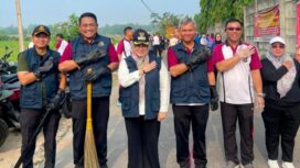 Wakil Bupati Tangerang, Intan Nurul Hikmah bersama Kapolresta Tangerang, mahasiswa, OPD, Camat Tigaraksa dan masyarakat melaksanakan kegiatan bersih-bersih sampah di Desa Pasir Nangka Kec. Tigaraksa. Foto: ist