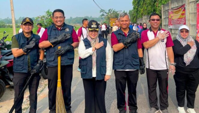
 Wakil Bupati Tangerang, Intan Nurul Hikmah bersama Kapolresta Tangerang, mahasiswa, OPD, Camat Tigaraksa dan masyarakat melaksanakan kegiatan bersih-bersih sampah di Desa Pasir Nangka Kec. Tigaraksa. Foto: ist