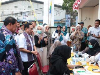 Wakil Menteri Kesehatan (Wamenkes) RI, dr. Benjamin Paulus Octavianus Didampingi Bupati Tangerang Moch Maesyal Rasyid saat meninjau pelaksanaan Program Cek Kesehatan Gratis. Foto: Ist