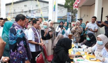 Wakil Menteri Kesehatan (Wamenkes) RI, dr. Benjamin Paulus Octavianus Didampingi Bupati Tangerang Moch Maesyal Rasyid saat meninjau pelaksanaan Program Cek Kesehatan Gratis. Foto: Ist