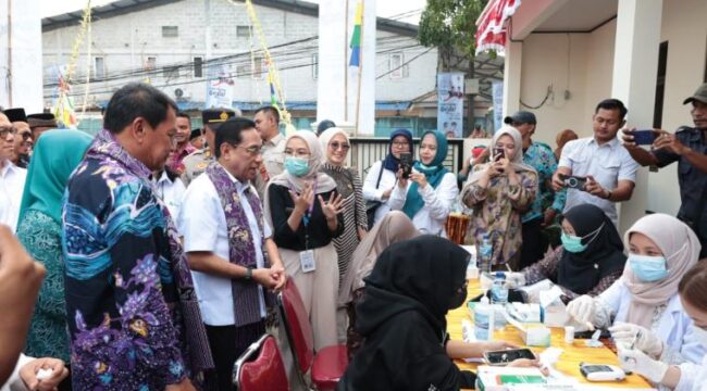 Wakil Menteri Kesehatan (Wamenkes) RI, dr. Benjamin Paulus Octavianus Didampingi Bupati Tangerang Moch Maesyal Rasyid saat meninjau pelaksanaan Program Cek Kesehatan Gratis. Foto: Ist