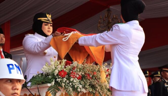 
 Wakil Bupati Tangerang Intan Nurul Hikmah saat menjadi Inspektur Upacara Penurunan Bendera Merah Putih dalam rangka memperingati Hari Ulang Tahun (HUT) ke-81 Kemerdekaan Republik Indonesia Tahun 2026. Upacara yang dilaksanakan di Lapangan Raden Aria Yudhanegara. Foto: Ist