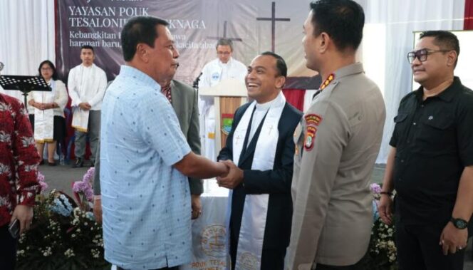 
 Bupati Tangerang Moch. Maesyal Rasyid bersama jajaran Forum Koordinasi Pimpinan Daerah (Forkopimda) meninjau langsung pelaksanaan ibadah Paskah jemaat POUK Tesalonika di Aula Eks Kantor Kecamatan Teluknaga, Kabupaten Tangerang. Foto: ist