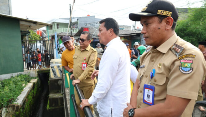 
 Bupati Tangerang Moch Maesyal Rasyid saat meninjau langsung kondisi Sungai Cirarab. Foto: ist