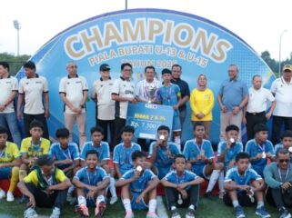 Bupati Tangerang Moch. Maesyal Rasyid saat menutup Kejuaraan Sepak Bola Piala Bupati Tangerang Kelompok Usia (KU) 13 dan KU-15 Tahun 2026 di Lapangan Sintetis Indomilk Arena, Kelapa Dua. Foto: ist