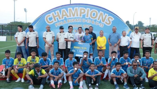 
 Bupati Tangerang Moch. Maesyal Rasyid saat menutup Kejuaraan Sepak Bola Piala Bupati Tangerang Kelompok Usia (KU) 13 dan KU-15 Tahun 2026 di Lapangan Sintetis Indomilk Arena, Kelapa Dua. Foto: ist