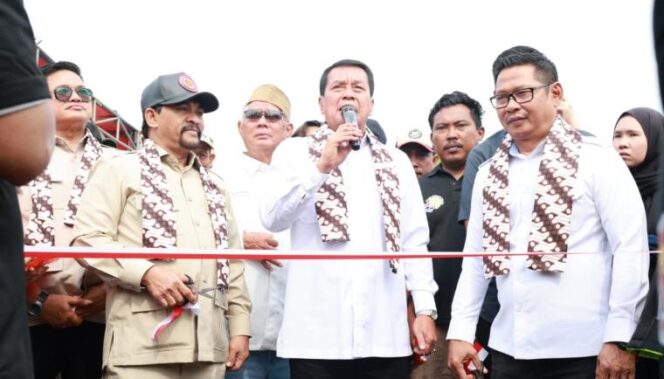 
 Bupati Tangerang, Moch. Maesyal Rasyid menghadiri dan membuka acara pesta nelayan yang dilakukan masyarakat Desa Surya Bahari Kec. Pakuhaji,. Foto: Ist 