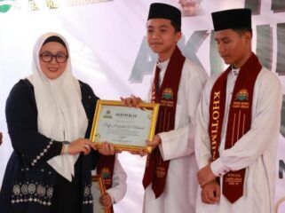 Wakil Bupati (Wabup) Tangerang, Intan Nurul Hikmah saat menghadiri Haflah Akhirussanah dan Wisuda Tahfidz Pondok Modern Daarul Hikmah Sukadiri. Foto: ist