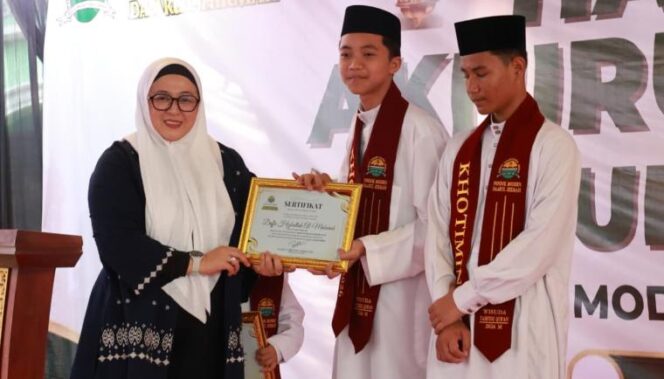 
 Wakil Bupati (Wabup) Tangerang, Intan Nurul Hikmah saat menghadiri Haflah Akhirussanah dan Wisuda Tahfidz Pondok Modern Daarul Hikmah Sukadiri. Foto: ist
