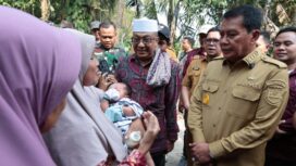 Bupati Tangerang Moch. Maesyal Rasyid bergerak cepat menindaklanjuti laporan warga terkait rumah milik Ibu Laila di Kecamatan Gunung Kaler yang roboh setelah diterjang angin puting beliung. Foto: ist