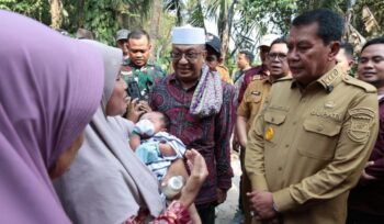 Bupati Tangerang Moch. Maesyal Rasyid bergerak cepat menindaklanjuti laporan warga terkait rumah milik Ibu Laila di Kecamatan Gunung Kaler yang roboh setelah diterjang angin puting beliung. Foto: ist