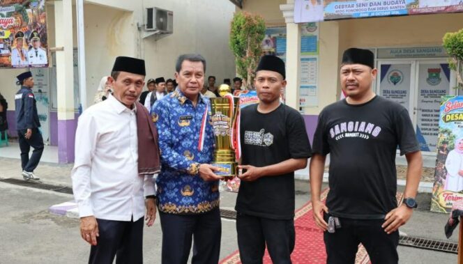 
 Bupati Tangerang, Moch. Maesyal Rasyid menghadiri dan membuka acara Gebyar Seni Budaya Reog Ponorogo dan Debus yang digelar di Halaman Kantor Desa Sangiang Kec. Sepatan Timur. Foto: ist