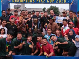 Bupati Tangerang Moch. Maesyal Rasyid saat menutup secara resmi kompetisi sepak bola Liga Bola Open Turnamen PIK 2 yang digelar di Lapangan Satuan Radar (Satradar) 401 Tanjung Kait, Kecamatan Mauk.Foto: Ist