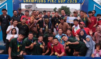 Bupati Tangerang Moch. Maesyal Rasyid saat menutup secara resmi kompetisi sepak bola Liga Bola Open Turnamen PIK 2 yang digelar di Lapangan Satuan Radar (Satradar) 401 Tanjung Kait, Kecamatan Mauk.Foto: Ist