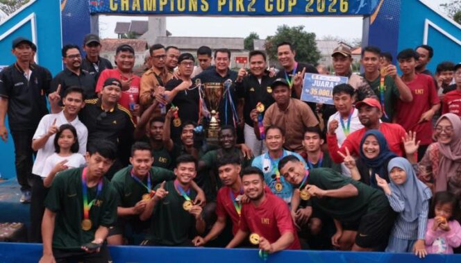 
 Bupati Tangerang Moch. Maesyal Rasyid saat menutup secara resmi kompetisi sepak bola Liga Bola Open Turnamen PIK 2 yang digelar di Lapangan Satuan Radar (Satradar) 401 Tanjung Kait, Kecamatan Mauk.Foto: Ist