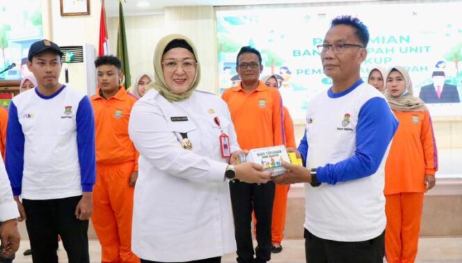 
 Wakil Bupati (Wabup) Tangerang, Intan Nurul Hikmah saat meresmikan Bank Sampah Unit Pusat Pemerintah (Pupem) Kabupaten Tangerang. Acara tersebut digelar di GSG Puspemkab Tangerang. Foto: ist