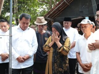 Bupati Maesyal Rasyid bergerak capat dan langsung meninjau lokasi sekaligus menginstruksikan untuk memulai pembangunan kembali rumah milik Ibu Siti Rahmawati di Kampung Laksana RT 001/RW 001, Desa Laksana, Kecamatan Pakuhaji. Foto: Ist