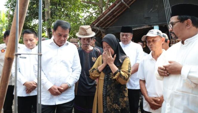 
 Bupati Maesyal Rasyid bergerak capat dan langsung meninjau lokasi sekaligus menginstruksikan untuk memulai pembangunan kembali rumah milik Ibu Siti Rahmawati di Kampung Laksana RT 001/RW 001, Desa Laksana, Kecamatan Pakuhaji. Foto: Ist