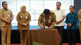 Bupati Tangerang Moch Maesyal Rasyid dan Wakil Bupati Tangerang Intan Nurul Hikmah saat membuka acara sosialisasi dan deklarasi komitmen bersama SPMB Tahun 2026 di Hotel Lemo. Foto: ist 