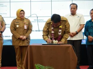 Bupati Tangerang Moch Maesyal Rasyid dan Wakil Bupati Tangerang Intan Nurul Hikmah saat membuka acara sosialisasi dan deklarasi komitmen bersama SPMB Tahun 2026 di Hotel Lemo. Foto: ist 
