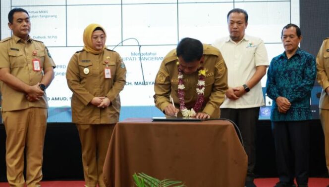 
 Bupati Tangerang Moch Maesyal Rasyid dan Wakil Bupati Tangerang Intan Nurul Hikmah saat membuka acara sosialisasi dan deklarasi komitmen bersama SPMB Tahun 2026 di Hotel Lemo. Foto: ist 