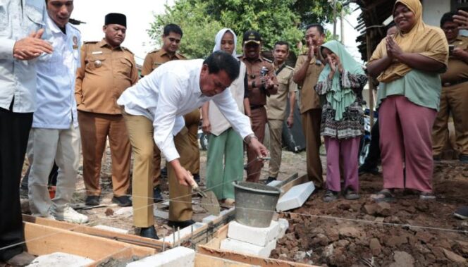 
 Bupati Tangerang Moch. Maesyal Rasyid bersama Camat Sindang Jaya melakukan peletakan batu pertama pembangunan 4 (empat) Rumah Tidak Layak Huni (RTLH) di Desa Sindang Asih, Kecamatan Sindang Jaya. Foto: ist