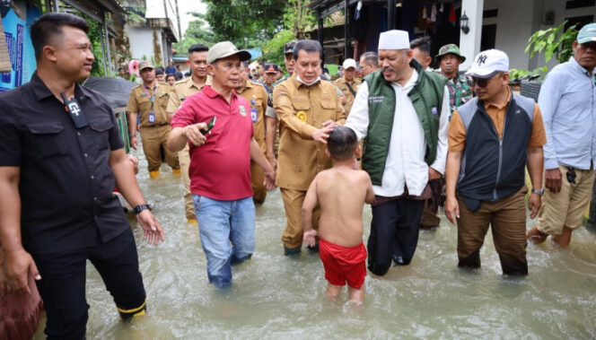 
 Bupati Tangerang, Moch. Maesyal Rasyid saat meninjau lokasi banjir di Desa Cirumpak, Kec. Kronjo. Foto: ist