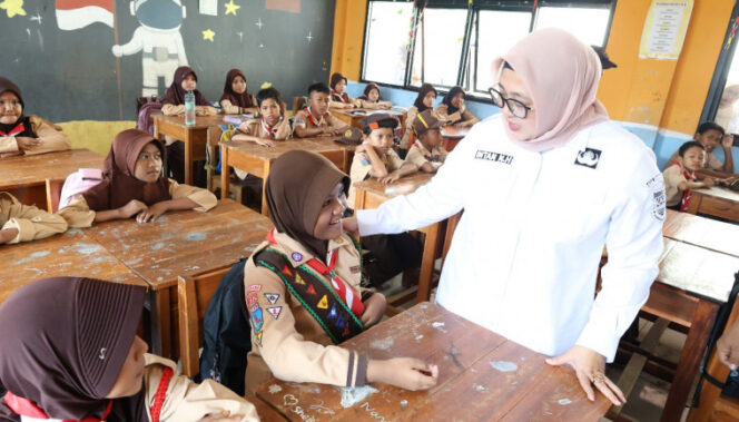 Wakil Bupati Tangerang Intan Nurul Hikmah saat Meninjau MPLS di SD Muhammadiyah 33 Kademangan Kelurahan Pakulonan Barat. Foto: ist