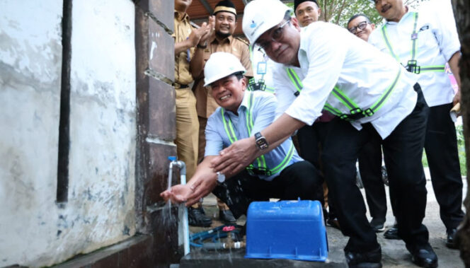 Bupati Tangerang Moch Maesyal Rasyid saat meluncurkan program Sambungan Langsung (SL) air bersih gratis bagi warga di Perumahan Pondok Permata, Desa Rajeg Mulya, Kecamatan Rajeg, Kabupaten Tangerang. Foto: ist