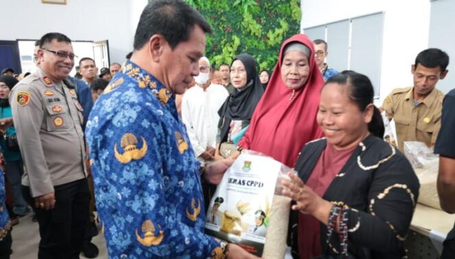 
 Bupati Tangerang Moch Maesyal Rasyid saat distribusikan bantuan pangan tahap (batch) 1 tahun 2026 untuk penanganan kemiskinan di wilayah Kabupaten Tangerang. Foto: ist